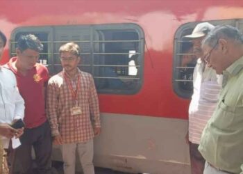 भुसावळवरून जळगावकडे निघालेल्या अहमदाबाद- बरोणी एक्सप्रेसच्या डब्यातून धूर निघाला ; मोठी दुर्घटना टळली