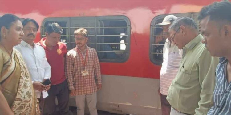 भुसावळवरून जळगावकडे निघालेल्या अहमदाबाद- बरोणी एक्सप्रेसच्या डब्यातून धूर निघाला ; मोठी दुर्घटना टळली