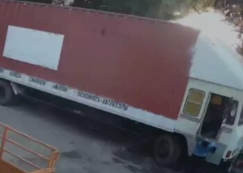 कंटेनरचा वीज तारांना स्पर्श; चालक जागीच ठार, पहा घटनेचा थरार VIDEO