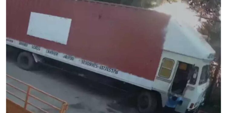 कंटेनरचा वीज तारांना स्पर्श; चालक जागीच ठार, पहा घटनेचा थरार VIDEO