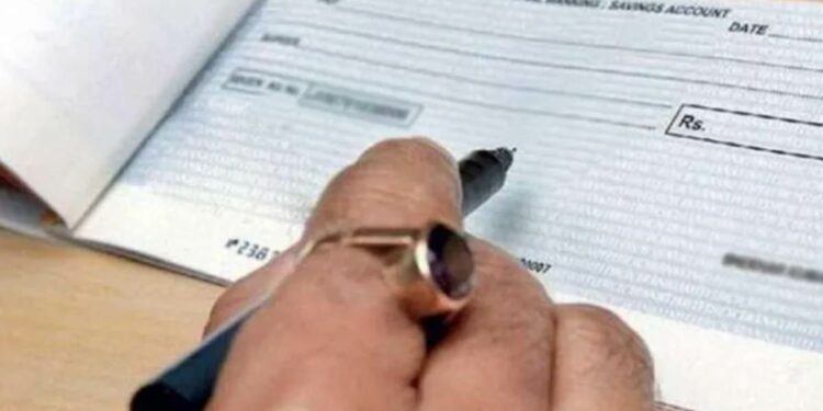 लक्ष द्या ! PNB बँक उद्यापासून चेक पेमेंटशी संबंधित ‘हे’ नियम बदलतेय