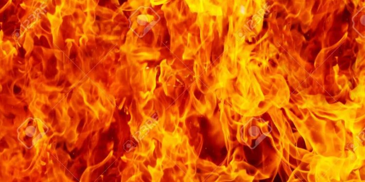 जळगावात घराला भीषण आग ; संसारपयोगी साहित्य जळून खाक