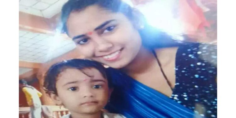 धक्कादायक ! ३ वर्षाच्या लेकीसह आईची धावत्या रेल्वेतून उडी घेऊन आत्महत्या 