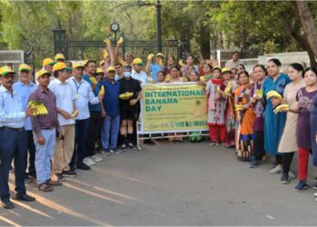 जैन इरिगेशनतर्फे जागतिक केळी दिन साजरा; भाऊंचे उद्यानासमोर 500 किलो केळी वाटप