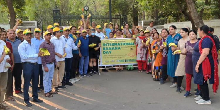 जैन इरिगेशनतर्फे जागतिक केळी दिन साजरा; भाऊंचे उद्यानासमोर 500 किलो केळी वाटप