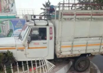 जळगावातील आकाशवाणी सर्कलवर चढले मालवाहू वाहन