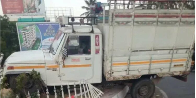 जळगावातील आकाशवाणी सर्कलवर चढले मालवाहू वाहन