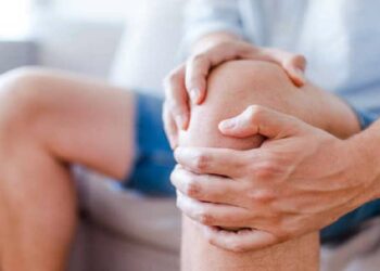 कमकुवत हाडे मजबूत करण्यासाठी ही फळे खा