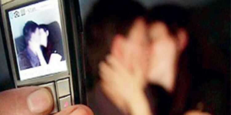 कीर्तनकार बाळकृष्ण महाराज मोगल याने महिला कीर्तनकारासोबत केलेल्या संभोगाचा व्हायरल व्हिडिओ गृहमंत्र्यना देत तृप्ती देसाईंची तक्रार