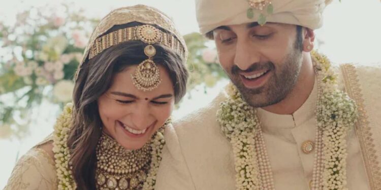 सात फेरे घेतल्यानंतर आलिया-रणबीरची संपत्ती वाढली, जाणून घ्या कोण आहे कमाईत पुढे