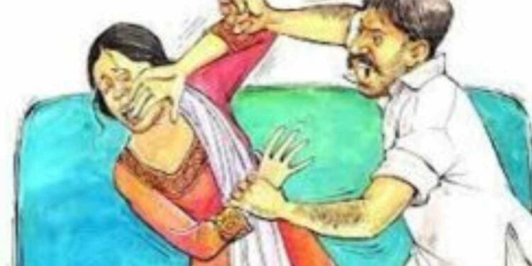 मुलांच्या भांडणावरून विवाहितेला मारहाण करून विनयभंग