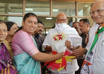 शरद पवार जळगावात दाखल, विमानतळावर महापौरांकडून स्वागत