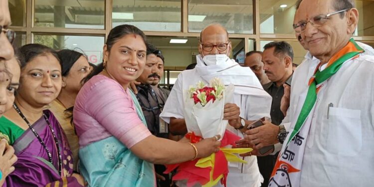 शरद पवार जळगावात दाखल, विमानतळावर महापौरांकडून स्वागत