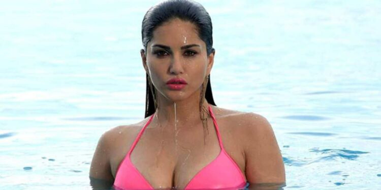 Video ! समुद्रकिनारी सनी लिओनीसोबत घडला अपघात, बिकिनी घालून मस्ती करणे पडले महागात