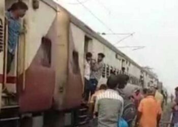 दुर्दैवी ! ट्रेनमधून खाली उतरून रुळावर उभा राहिला अन्…५ प्रवाशांचा अंत