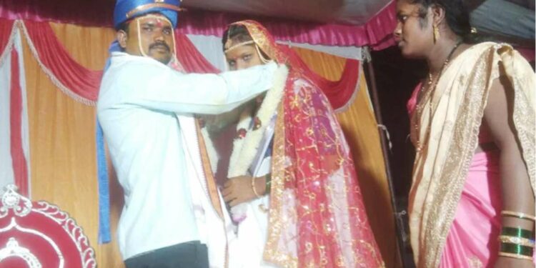 नवरदेव वरातीत नाचण्यात मग्न, संतापलेल्या नववधूने दुसऱ्याच्या गळ्यात घातला हार