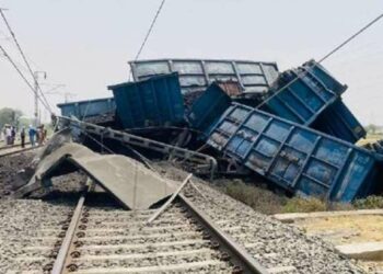 दुष्काळात तेरावा महिना ! कोळसा घेऊन जाणारी मालगाडी पलटली