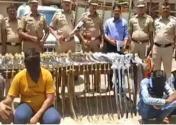 पाठलाग करून वाहनासह तब्बल 90 तलवारी जप्त, तिघांविरुद्ध गुन्हा