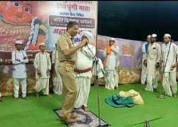 पोलीस निरीक्षक बूट घालून नारदाच्या गादीवर चढले ; वारकरी संप्रदायाने दिला हा इशारा