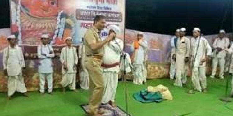 पोलीस निरीक्षक बूट घालून नारदाच्या गादीवर चढले ; वारकरी संप्रदायाने दिला हा इशारा