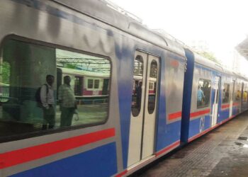 मुंबईकरांसाठी खुशखबर..एसी लोकलच्या तिकीट दरात ५० टक्के कपात