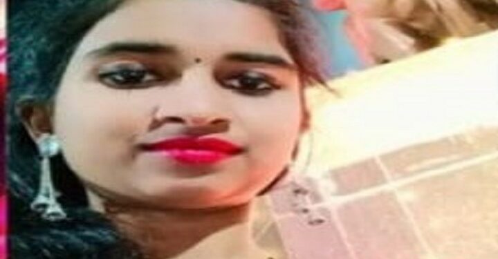 कानात हेडफोन घालून रेल्वे रुळ ओलांडणे महागात पडलं! जळगावात रेल्वेच्या धक्क्याने तरूणीचा जागीच मृत्यू