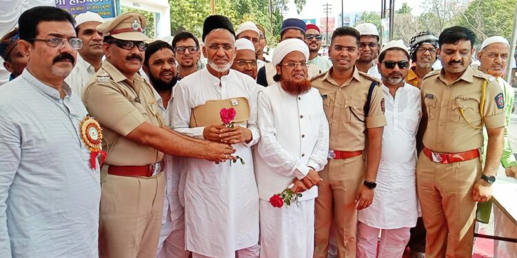 जळगावात रमजान ईद उत्साहात साजरी- विविध सहा ठराव पारित