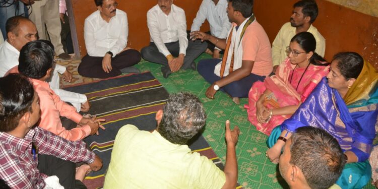 मयताच्या कुटुंबीयांना आमदार गिरीश महाजन यांचा मदतीचा हात ; दूधसंघाचा कर्मचारी सोनार यांच्या मृत्यूस कारणीभूत असणाऱ्या वर गुन्हे दाखल करा