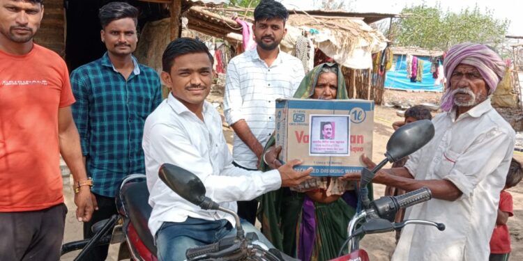 आ.गिरीश महाजन यांच्या वाढदिवसानिमित्त निलेश शिसोदे यांच्या कडून किराणा किट वाटप