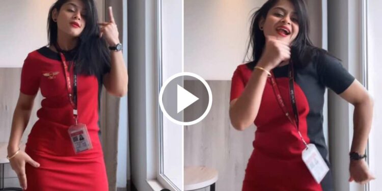 एअर होस्टेसचा डान्स पहिला का? Video पाहून फॅन व्हाल!