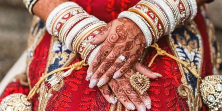 लग्नाच्या दिवशी वरात मिरवणुकीसोबत आलीच नाही, रागात नवरी पोहोचली पोलीस स्टेशनमध्ये, कारण कळल्यावर उडाले होश