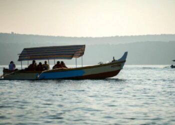 मोठी दुर्घटना; 20 पर्यटकांनी भरलेली बोट तारकर्ली जवळ बुडाली