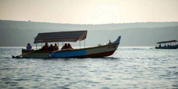 मोठी दुर्घटना; 20 पर्यटकांनी भरलेली बोट तारकर्ली जवळ बुडाली