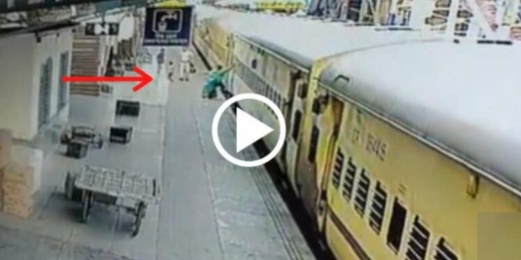 दोन मुलांना चालत्या ट्रेनमधून फेकले, नंतर स्वतः मारली उडी; धक्कादायक Video समोर