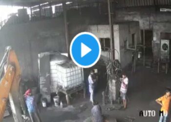 हवा भरताना जेसीबीचा टायर फुटला, दोघांचा मृत्यू; अंगावर शहारे आणणारा Video पहा