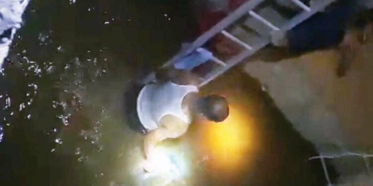 नवऱ्यावरील राग अनावर! निर्दयी आईने ६ चिमुरड्यांना विहिरीमध्ये फेकले