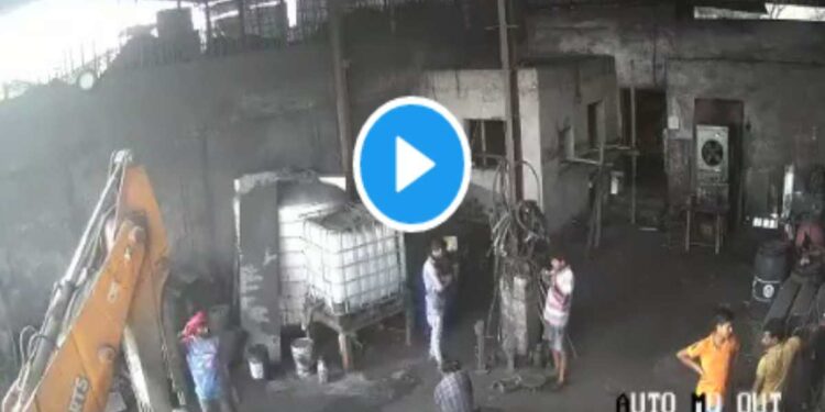 हवा भरताना जेसीबीचा टायर फुटला, दोघांचा मृत्यू; अंगावर शहारे आणणारा Video पहा