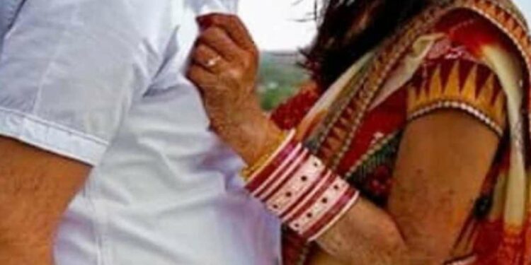 ”आता माझ्याशी लग्न कर…” विवाहित प्रियसीने 2 मुलांच्या बापाच्या घरी ठोकला तळ