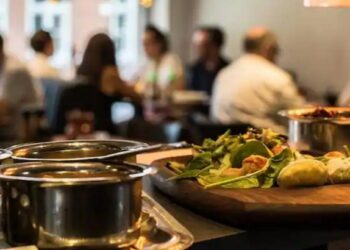 रेस्टॉरंटला सरकारचा इशारा, ग्राहकांकडून जबरदस्तीने सर्व्हिस चार्ज वसूल करता येणार नाही