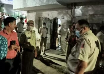 आईसह दोन मुलींची आत्महत्या ; मृत्यूपूर्वी भिंतीवर लिहिली नोट