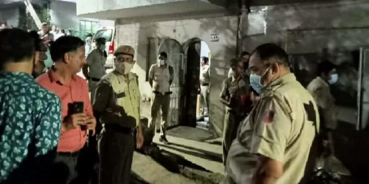 आईसह दोन मुलींची आत्महत्या ; मृत्यूपूर्वी भिंतीवर लिहिली नोट