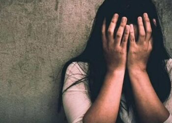 अरे बापरे.. ट्रेनमध्ये तरुणीचा विनयभंग, विरोध केल्याने मारहाण करून धावत्या ट्रेनमधून फेकले