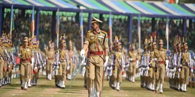 तुमच्याकडे ही पात्रता असेल तर परीक्षेशिवाय CRPF मध्ये अधिकारी होण्याची संधी.. 75000 पगार मिळेल