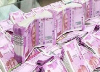 छापेमारीत सापडले 30 कोटी, प्रकरण दडपण्यासाठी पोलिसांनी घेतले 6 कोटी, तीन अधिकाऱ्यांसह 10 पोलीस निलंबित