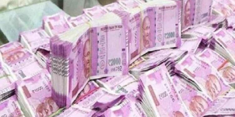 छापेमारीत सापडले 30 कोटी, प्रकरण दडपण्यासाठी पोलिसांनी घेतले 6 कोटी, तीन अधिकाऱ्यांसह 10 पोलीस निलंबित