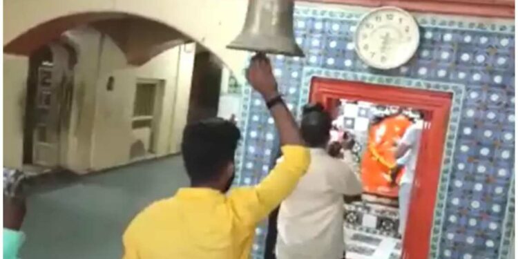 जळगाव शहरात मनसेकडून शनिमंदिरात हनुमान चालीसाचे पठण