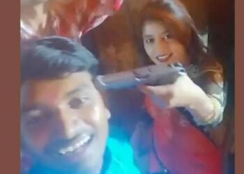 डान्स करताना मुलीने अचानक तरुणाच्या कपाळावर लावली पिस्तूल, नंतर काय झालं वाचा?