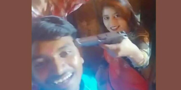 डान्स करताना मुलीने अचानक तरुणाच्या कपाळावर लावली पिस्तूल, नंतर काय झालं वाचा?
