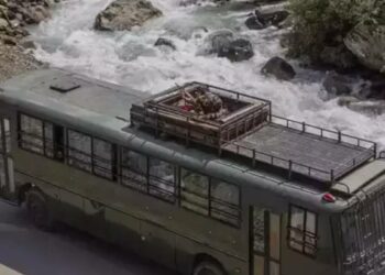 मोठी दुर्घटना ! २६ जवानांना घेऊन जाणारी लष्करी बस नदीत कोसळली; ७ जणांचा मृत्यू