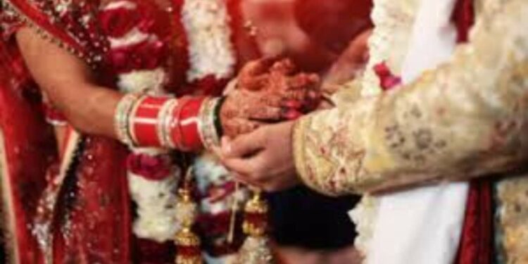 सावत्र आईवर मुलाचा जडला जीव, लग्नही केलं; नंतर वडिलांनी गाठले पोलीस स्टेशन